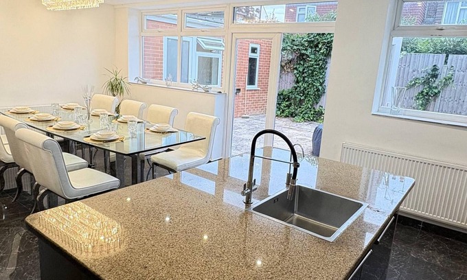 London Borough of Ealing House | Luxurious West London Retreat With Hot Tubs & Easy Access to Central London
