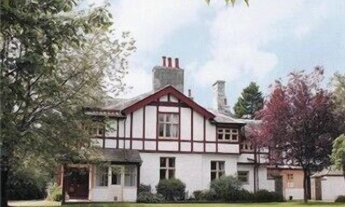 Auchenblae Cottage | Luxurious Wing of a Victorian Mansion