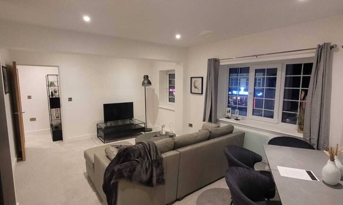 Wainscot Apartment | Luxury 1 Bed Apartment In The Heart Of Rochester