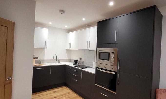 Wainscot Apartment | Luxury 1 Bed Apartment In The Heart Of Rochester
