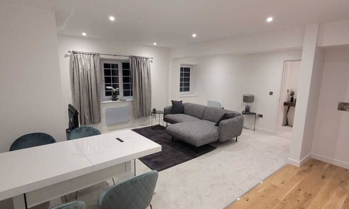 Wainscot Apartment | Luxury 1 Bed Apartment In The Heart Of Rochester