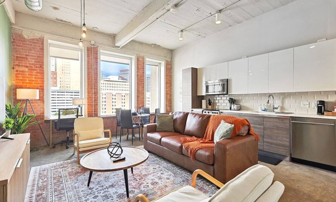 Downtown Dallas Apartment | Luxury 1 Bed Downtown Views, POOL/GYM/Theater Room