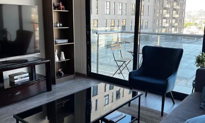 Toluca City-Centre Apartment | Luxury 1 bedroom 2 baths Downtown with Office