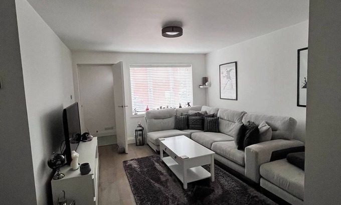 Whitton Apartment | Luxury 1 bedroom maisonettenClose to amenities and direct access into London n