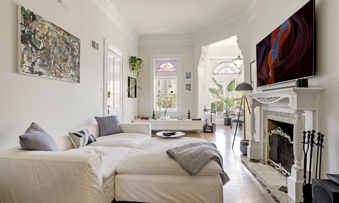 Logan Circle House | ⭐️LUXURY 1+Den Ideal Location Patio FirePit Grill⭐️