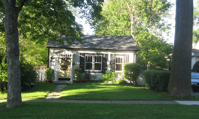 Old Town Historic District Cottage | Luxury 1835 Cottage in NOTL. Private parking. Right in centre near Shaw Theatre.
