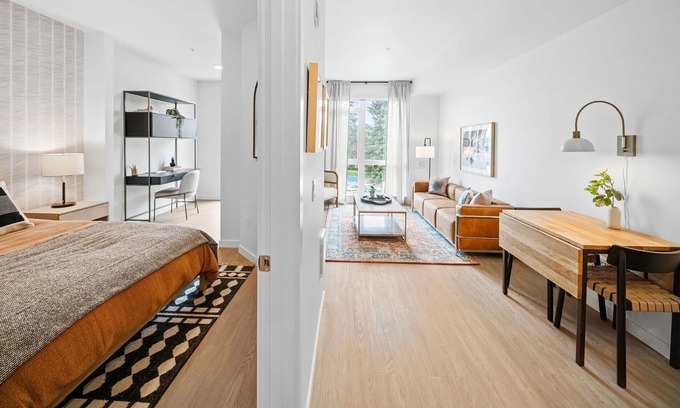 Redmond Apartment | Luxury 1Bedroom 1Bath Heart of Redmond Maymoore Park
