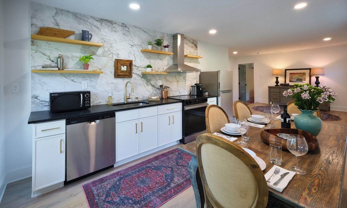 Parkridge Apartment | Luxury 1BR, Sleeps 4, Walk to stadium/downtown, Full kitchen, W/D