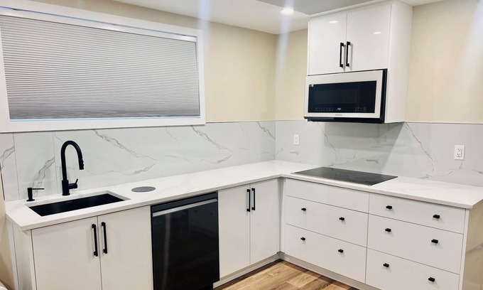Ottawa Division Apartment | Luxury 2 b/room comfort & modern apartment with kitchen and free parking.