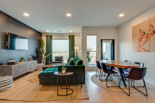 North Capitol House | Luxury 2-bd, 2-bth Downtown Riverfront, Park Free