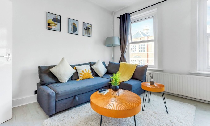 Tooting Apartment | Luxury 2 Bed Flat - 1 Min Walk to Tooting Broadway Metro Station
