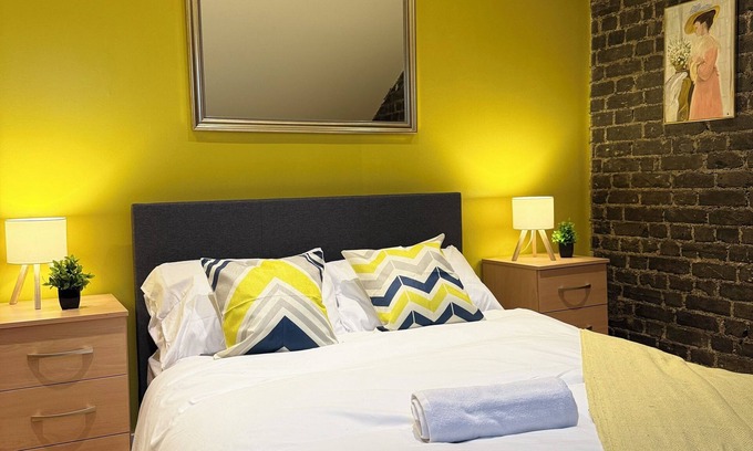 Upper Edmonton Apartment | Luxury 2-Bed Flat 5 Min Walk to Silver St 20 Min to Liverpool St & London Bridge
