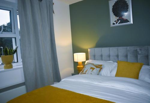 Dartford Apartment | Luxury 2 bed House with 3 beds,3 Free Parking lot in Dartford Near Town Centre, Adjacent Bus Stop, Train Station, Bluewater Mall, 25mins to London City Airport,20 miles from Central London