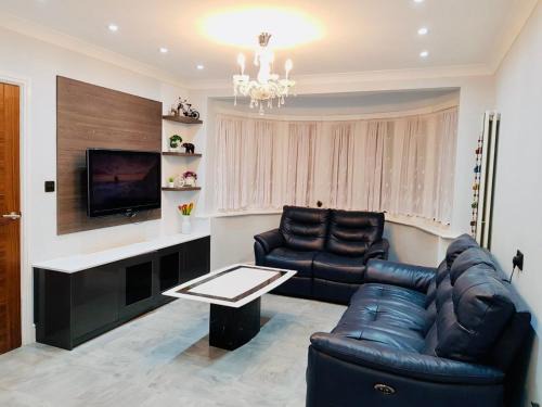 Rayners Lane Apartment | Luxury 2 bed house with parking next to station and all shops