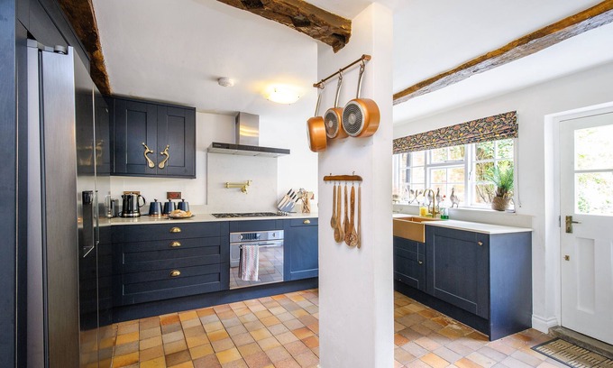 Saffron Walden House | Luxury 2 Bed Manor House Hot Tub Cinema Room Skytv