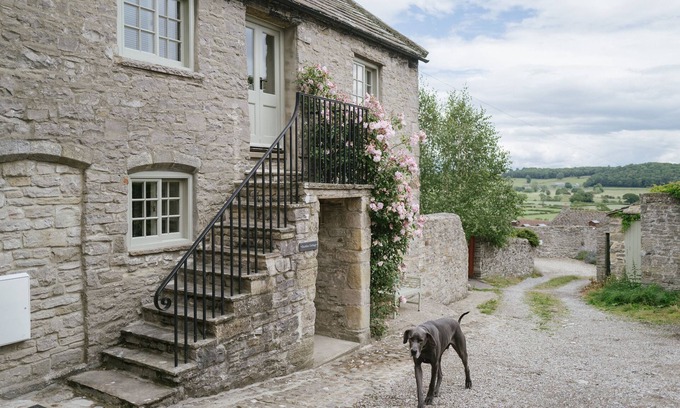 Middleham Cottage | Luxury 2 bed village retreat with 4 pubs & garden with views