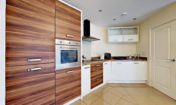 Rushmoor District Apartment | Luxury 2 bedroom, 2 bathroom apartment close to exhibition centre