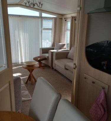 St George Resort | Luxury 2 bedroom caravan with large decking Close to beach