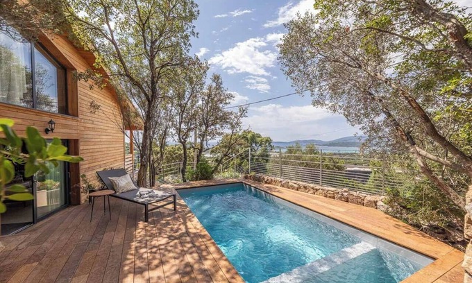 Cirendinu House | Luxury 2-bedroom chalet, mezzanine, swimming pool and sea view over Saint Cyprien bay.