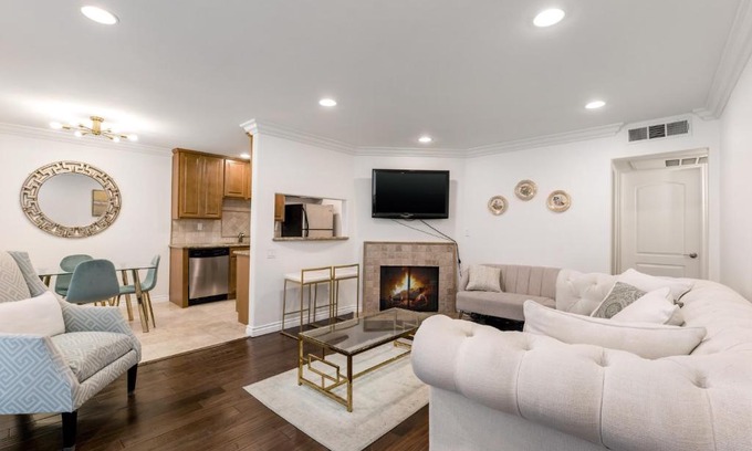 Studio City Apartment | Luxury 2-Bedroom Condo in Studio City