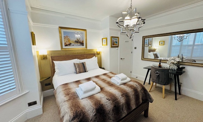 Christchurch Apartment | Luxury 2 Bedroom Designer Flat with Private Garden