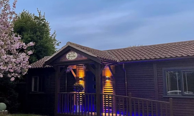 Frampton Cabin | Luxury 2 bedroom Lodge in rural lincolnshire