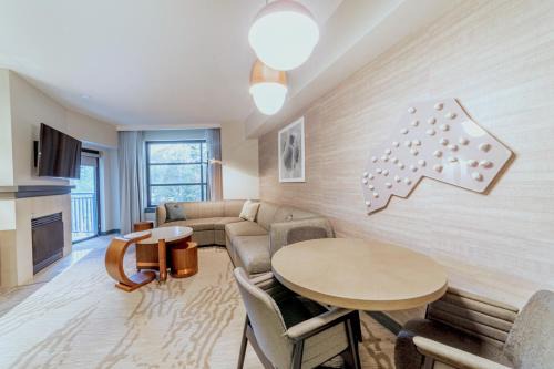 Mammoth Lakes Hotel | Luxury 2 Bedroom Penthouse with Stunning Views!