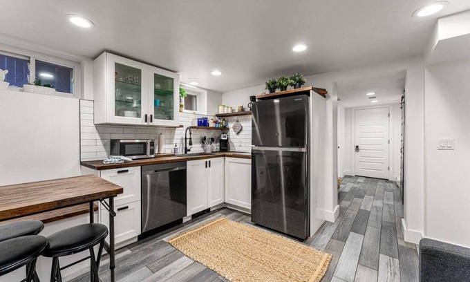 Capitol Hill Condo | Luxury 2 Bedroom Suite (In Historic Cheesman Park)