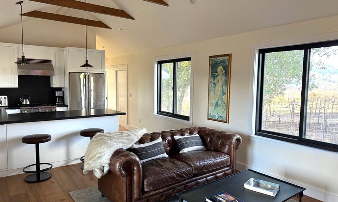 Healdsburg Cottage | Luxury 2-br cottage on 30-acre vineyard property in enchanting Healdsburg