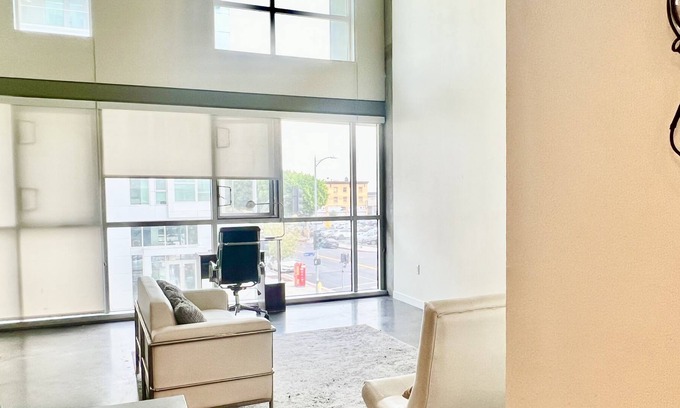 Los Angeles House | Luxury 2 Level Condo w/ Washer & Dryer