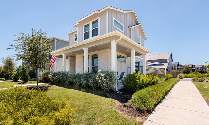 Austin Apartment | Luxury 2-Story Condo Hot Tub Gym Pool Airport