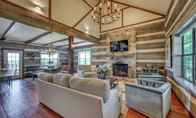 Fredericksburg House | Luxury 23-AC Ranch Hot Tub Hill Country Views!