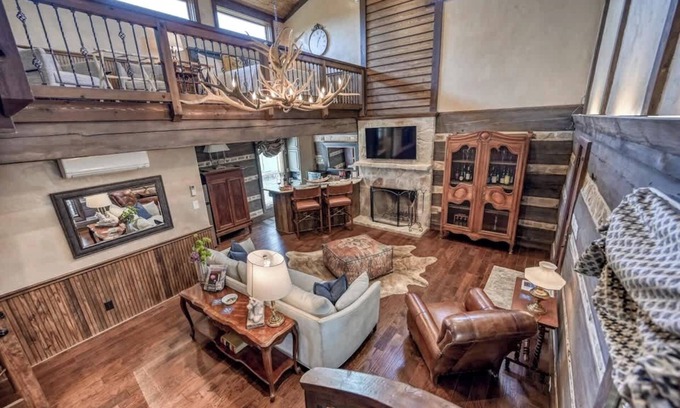 Fredericksburg Cabin | Luxury 23-acre Ranch Cabin with Hot Tub!