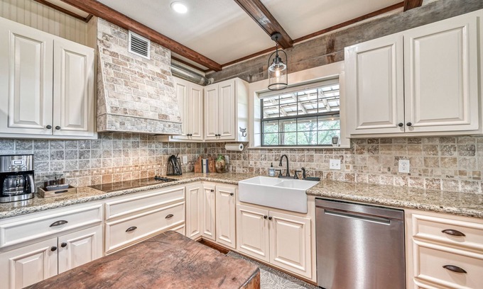 Fredericksburg Cabin | Luxury 23-acre Ranch With Hottub Near Alamosprings
