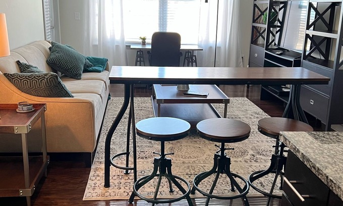 Cherry Apartment | Luxury 2BD Apt with Pool & Gym- 5 min from Uptown!