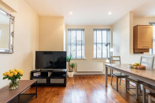 Bush Hill Park Apartment | Luxury 2BDR duplex apt, N London, 2 floors