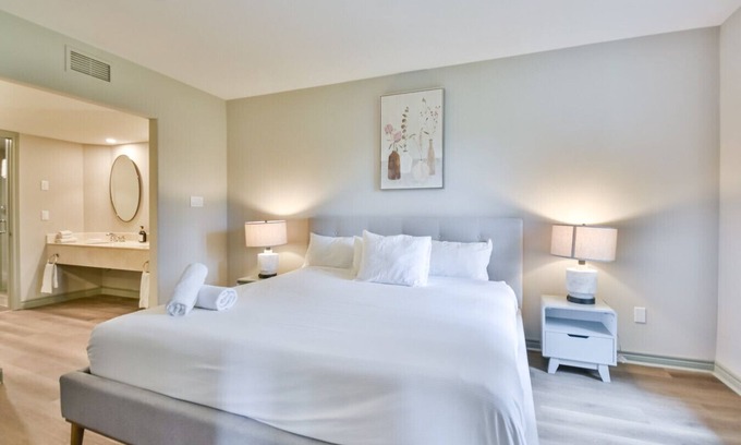 Oro-Medonte Condo | Luxury 2BR King Condo – with Pool & Spa Access