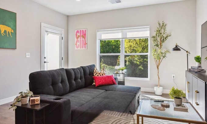 Olde Towne East Apartment | Luxury 2BR w/Rooftop, Gym & King Beds – Columbus