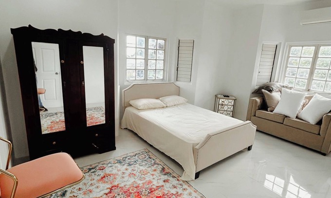 New Kingston Apartment | Luxury 3 bed 2 bath in the heart of New Kingston. Very central & safe Gated.
