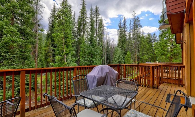 Keystone House | Luxury 3 Bed/3bath-Townhome, River Behind, hot tub