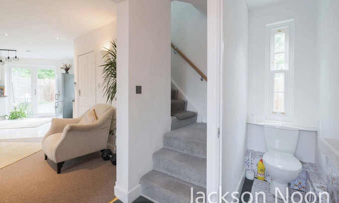 Epsom House | Luxury 3-Bed Epsom Haven - Modern Retreat with parking
