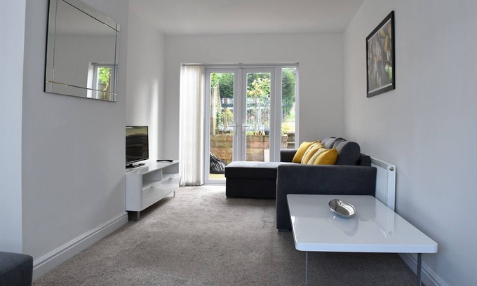 Bloxwich House | Luxury 3 Bed House. 10 mins from NEC & Airport!