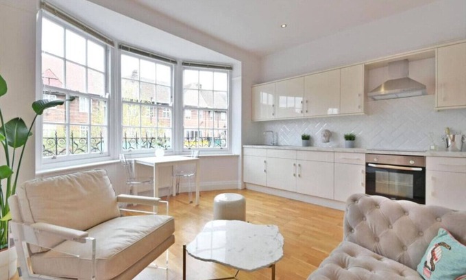 Golders Green Apartment | Luxury 3-Bed/Huge Garden & Great Transport Links