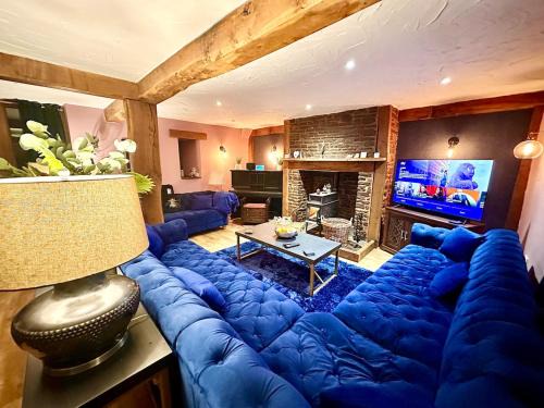 Usk House | Luxury 3 bed rural stone barn INCL CONT BREK for 5
