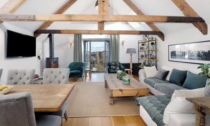 Dittisham House | Luxury 3 bed with river views, parking & garden
