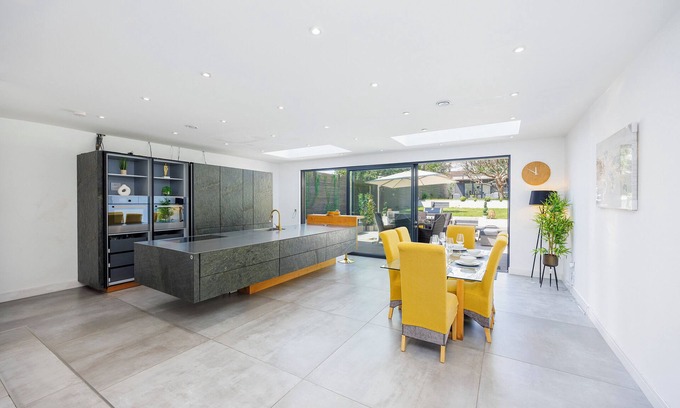St Albans House | Luxury 3-Bedroom House, Outhouse & Large Garden