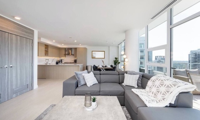 Surrey Condo | Luxury 3 Bedroom Penthouse| Pool, hot tub, gym, sauna/steam