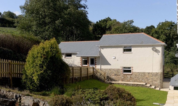 Chittlehamholt Cottage | Luxury 3-bedroom pet friendly cottage with indoor heated pool, gym, Jacuzzi, sauna and tennis court