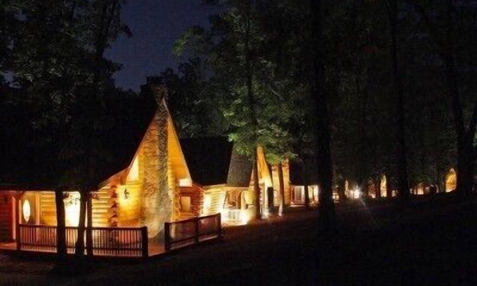 Branson Cedars Cabin | 💚 Luxury 3 BR/2BA Real Log Cabin w/Private Hot Tub/Multiple Pools/Fire Pit! 💚