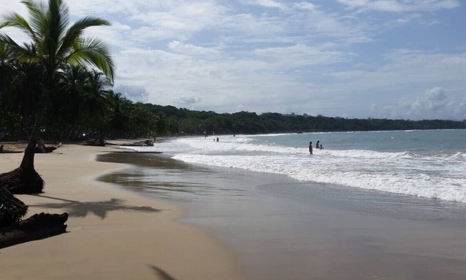 Tambor House | Luxury 3-BR Villa With Private Pool! Steps to Beach! Can sleep up to 10!